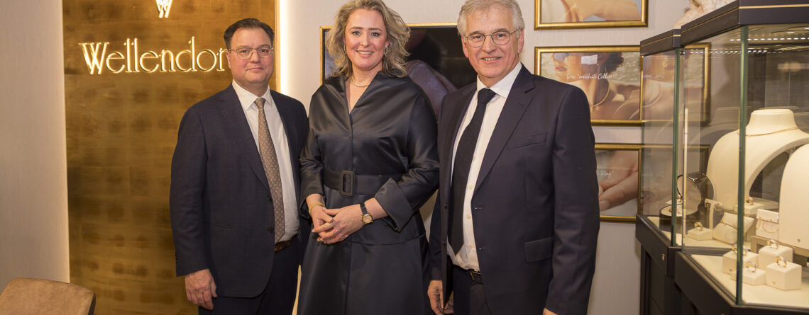 Raymond Herman en Femke Herman-Coenders met Hans Aalbers