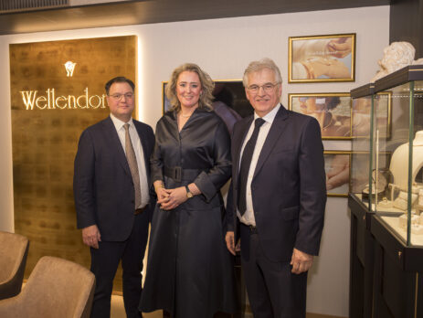 Raymond Herman en Femke Herman-Coenders met Hans Aalbers