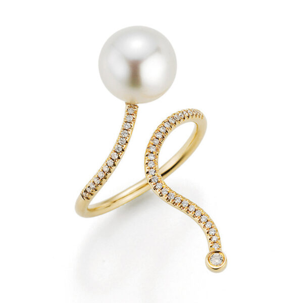 Yana Nesper ring Appassionata, geelgoud met Akoya parel en 44 diamanten 0.16 ct.