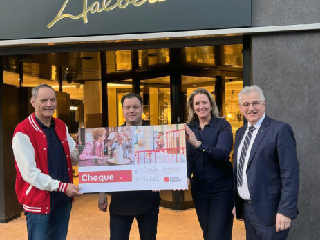 Juweliershuis Aalbers overhandigt cheque van € 5.350,- aan CliniClowns